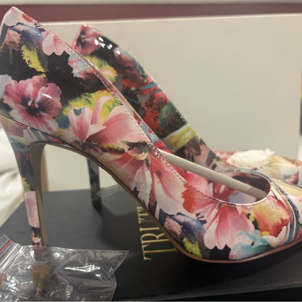 New in box Truth or Dare by Madonna Lele floral pumps, size 9.